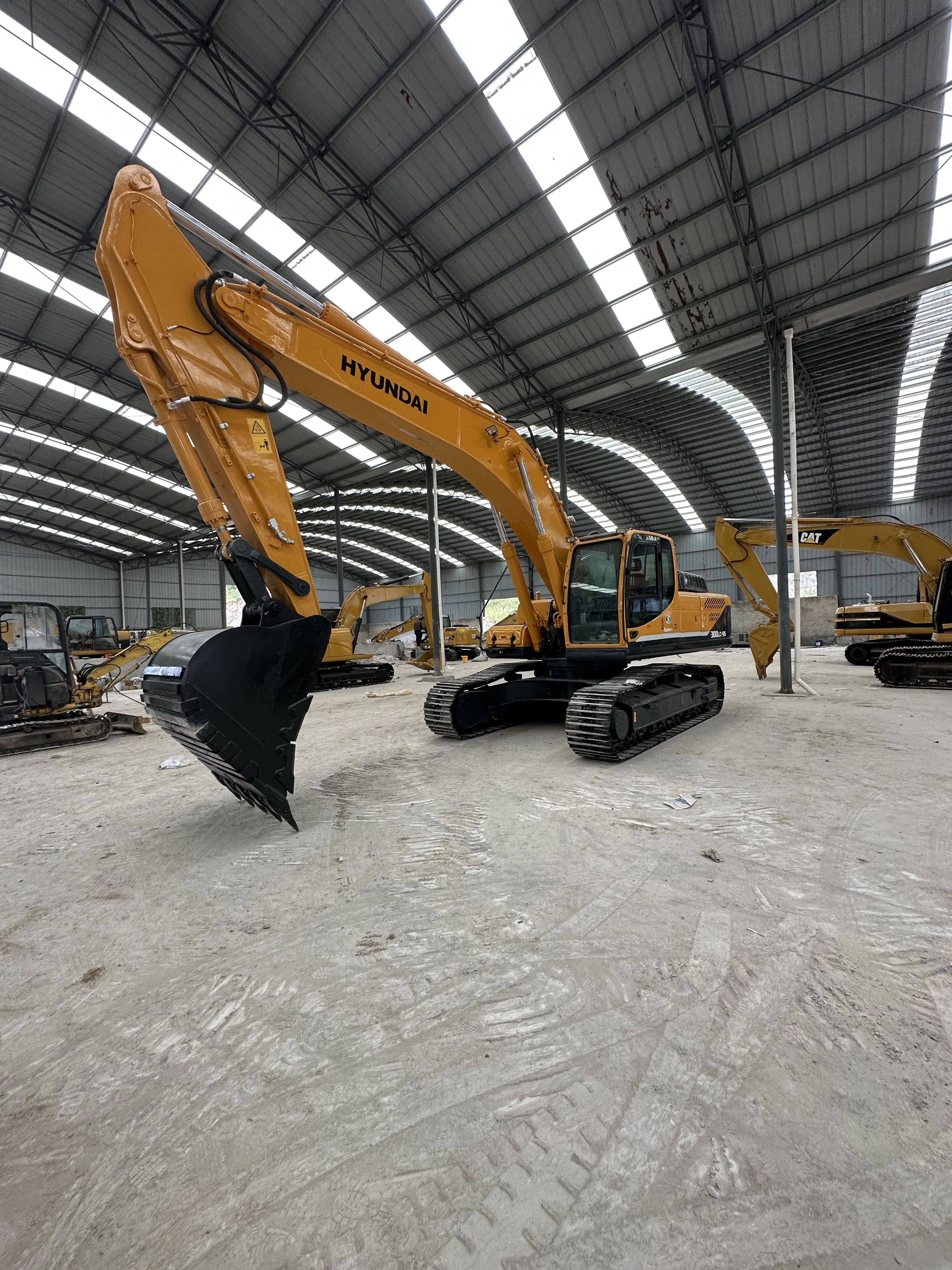 Good Construction the New Listing Used Boutique Excavator Hyundai 300-9s 30 Tons Track in Sale.