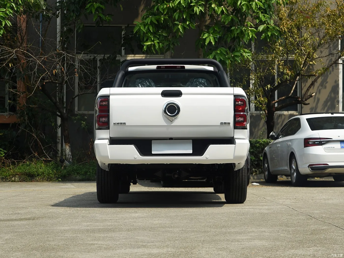 Hot sale GWM POER KINGKONG pickup truck 2024 model 2.0T gasoline 8AT 2WD Flat box GW4C20B