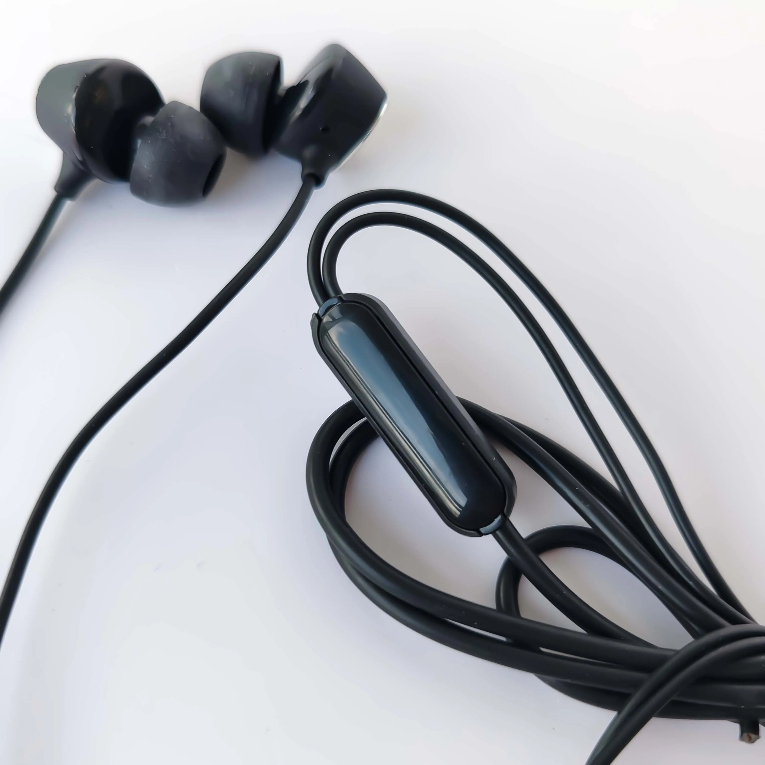 Wholesale Original Quality White Semi-In-Ear Earphone with Microphone OEM Stereo 3.5mm Jack Wired Earphone
