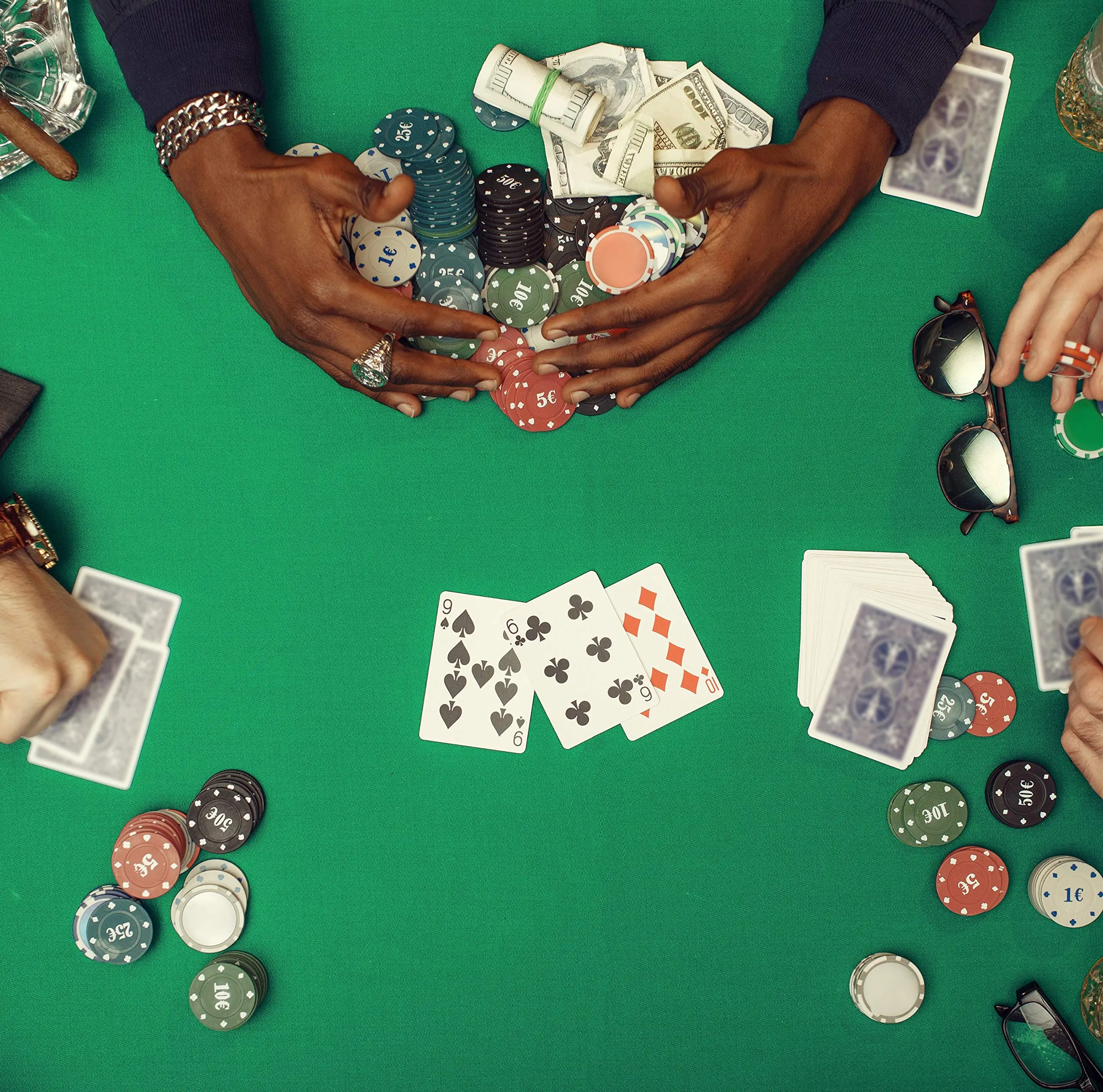 Wholesale low price Large stock 300pcs poker chips set in aluminum case poker chip set for party