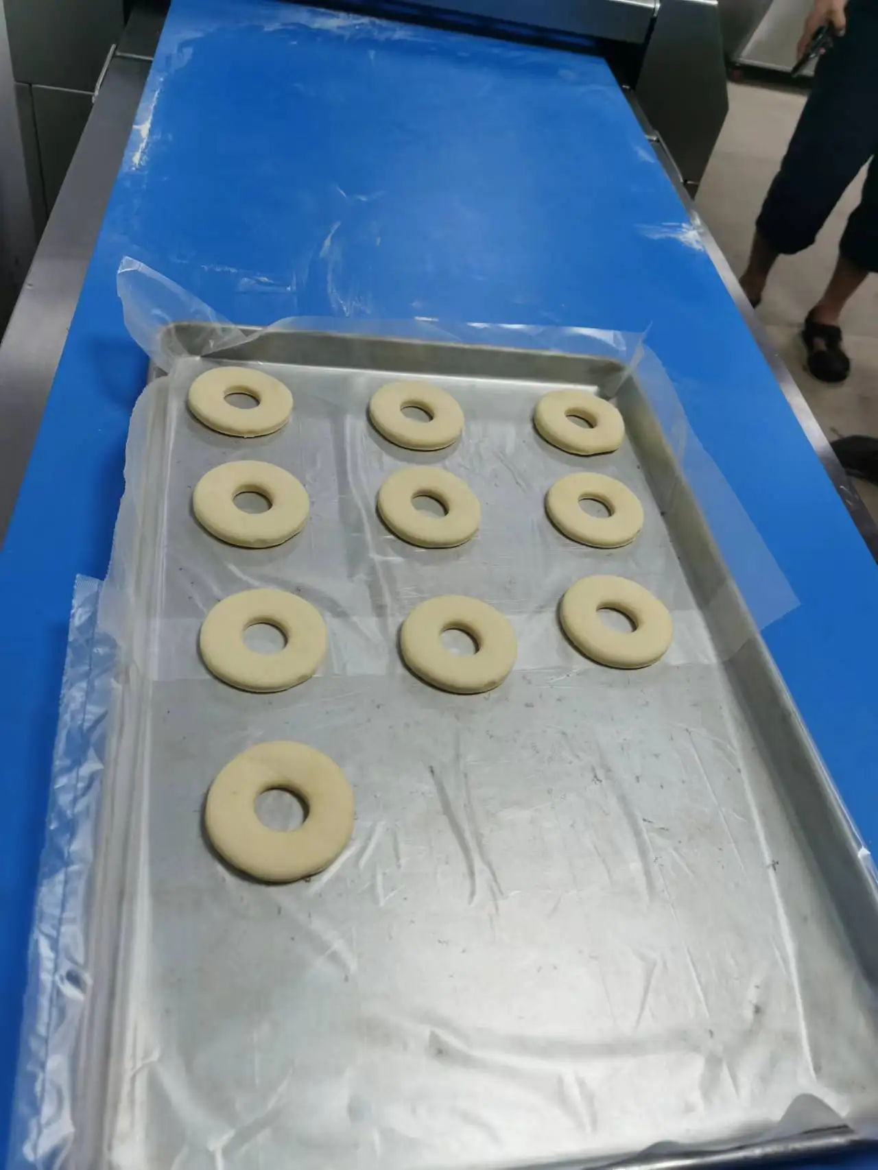 Easy operation croissant production line/ Full automatic croissant making machine/soft bread donut making machine