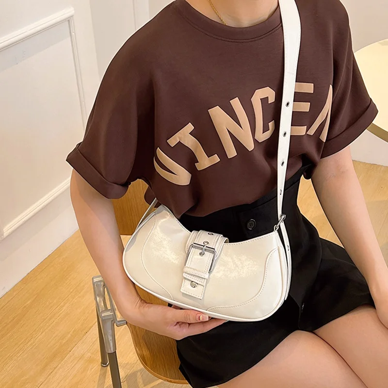 2024 summer new fashion belt single shoulder crossbody dumplings small square female bag to support a large number of