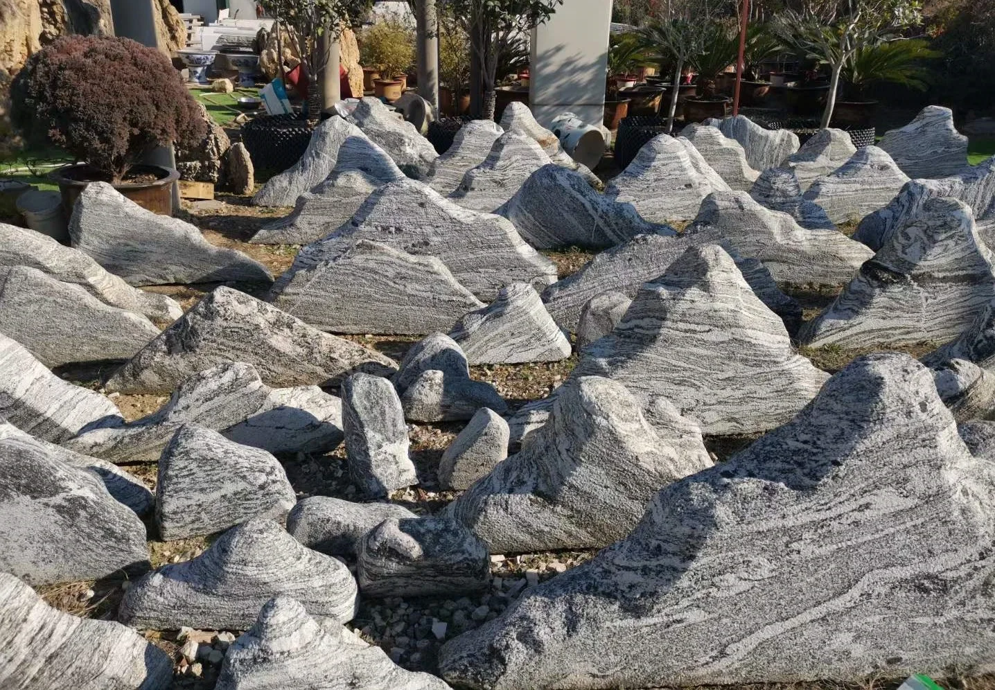 Натуральный белый серый гранит садовый большой камень монолитный