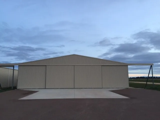 Китай низкая цена плоская упаковка легкая сталь удобрение хоббит ангар стальная конструкция склад