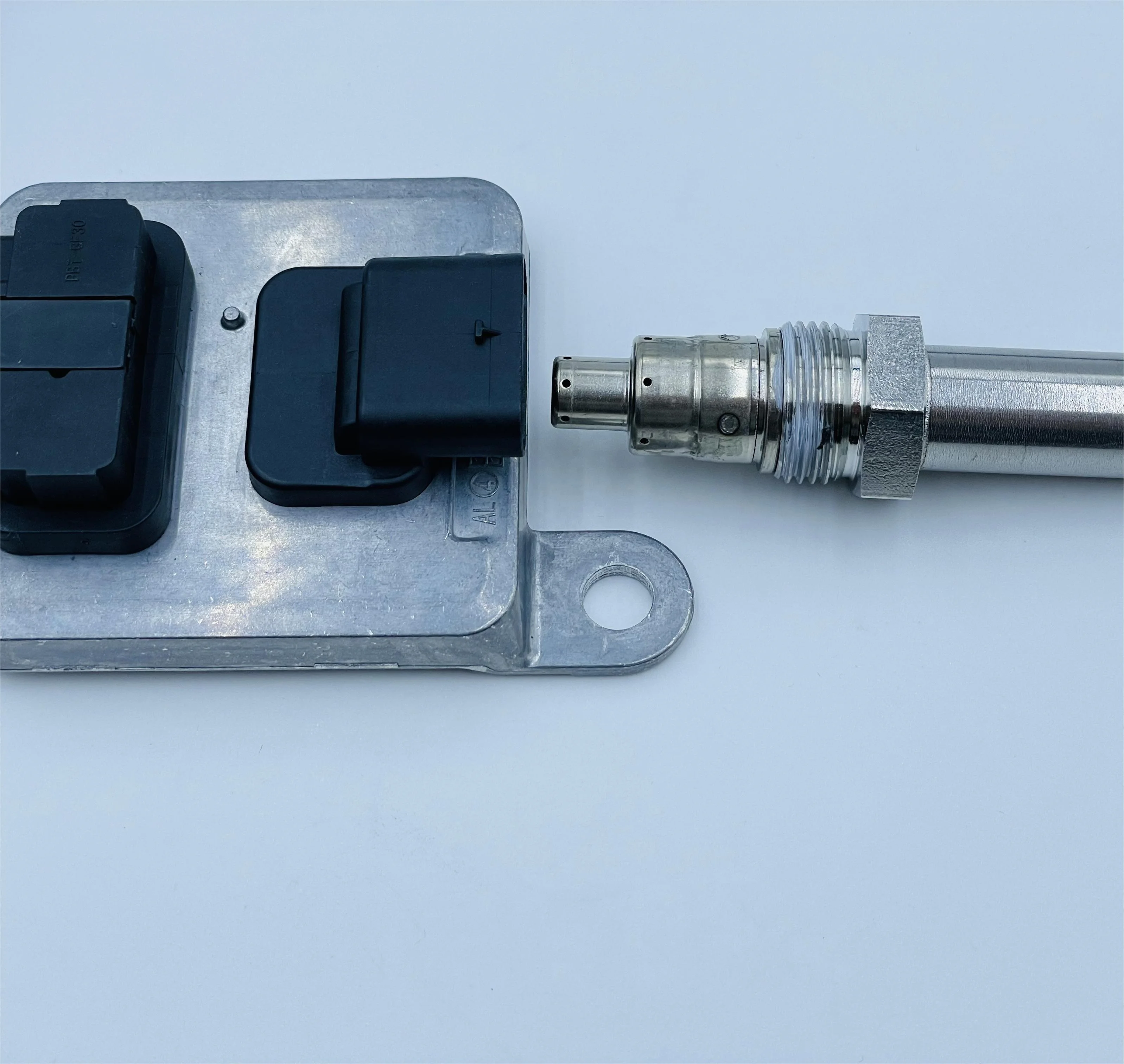 12V High Quality Nitron Oxide NOx Sensor A0009052310 for Mercedes Benz Trucks and Engines New Condition with 1 Year Warranty