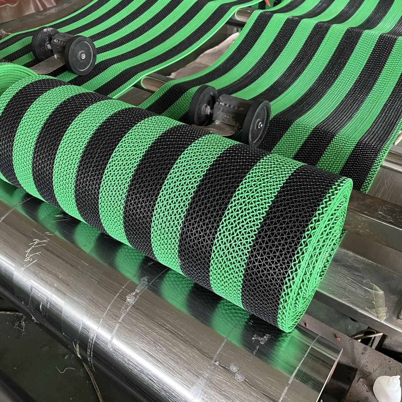 Anti-slip PVC Drainage Floor Mats Commercial Wet Area Floor Mats Outdoor Indoor Kitchen Swimming Pool Pad Drainage Floor Mats