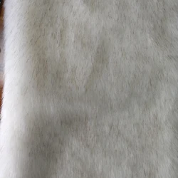 Супермягкая ткань из 100% полиэстера с длинным ворсом из белого искусственного меха енота оптом
