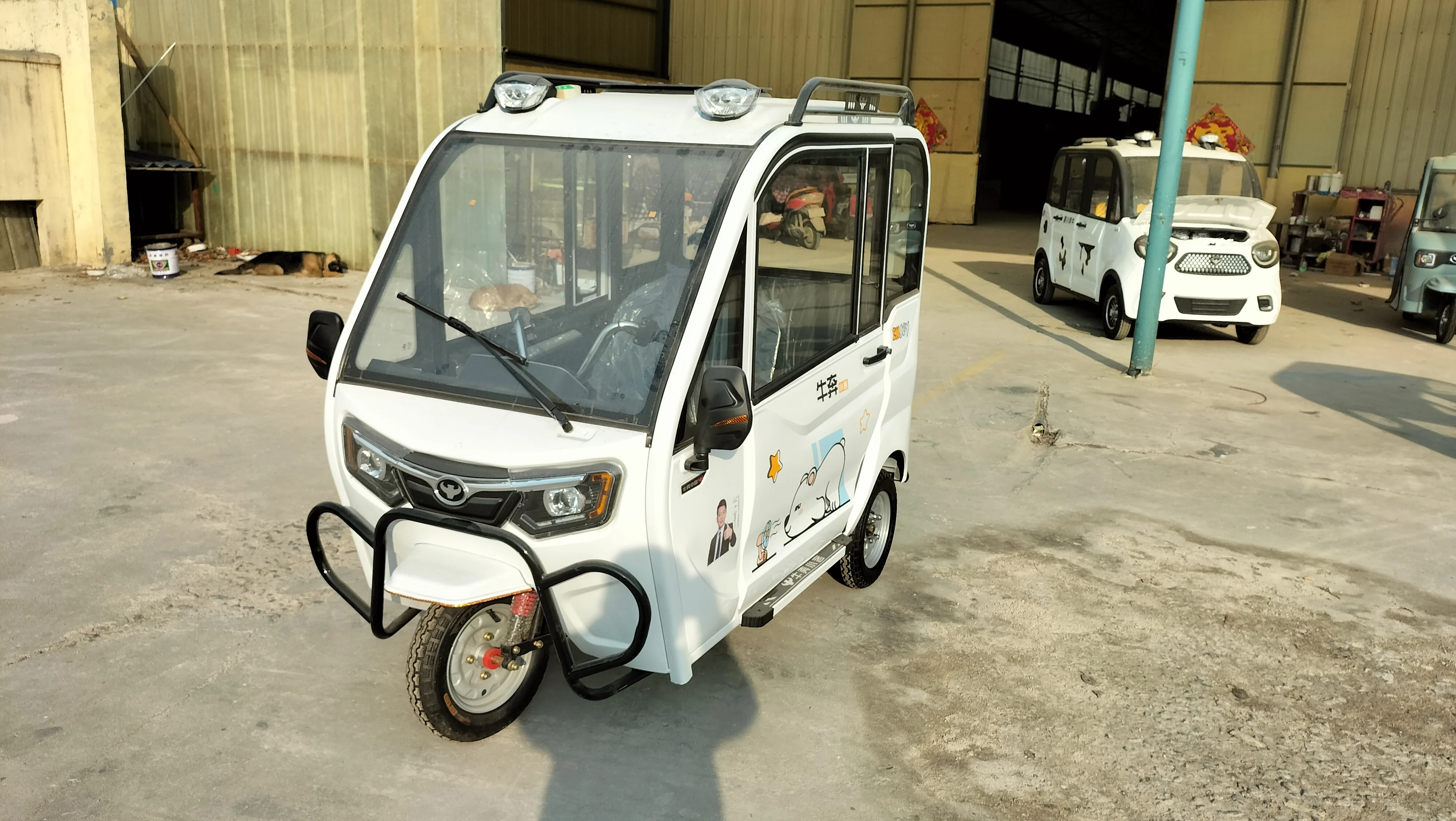 Chinese passenger gasoline with cabin passenger tricycle three wheel scooter enclosed cabin tricycle