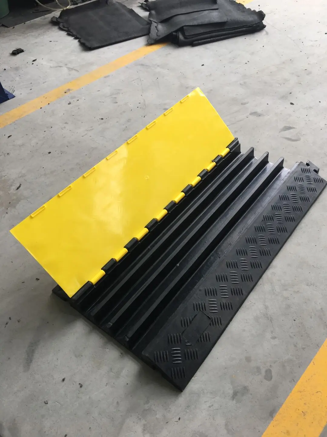 Heavy Duty  4 Channels PVC And Rubber Speed  Bump Car Ramps Cable Protector