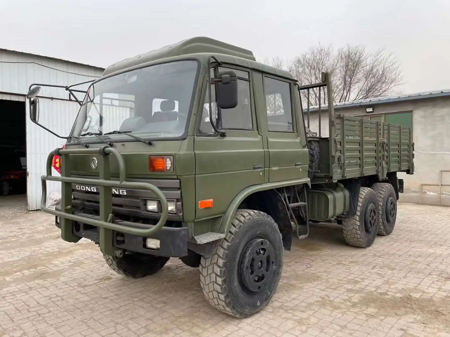 Высокомощный внедорожник Dongfeng 6x6 6WD Cummins двигатель первого класса грузовой автомобиль с палаткой и съемными сиденьями для транспортировки