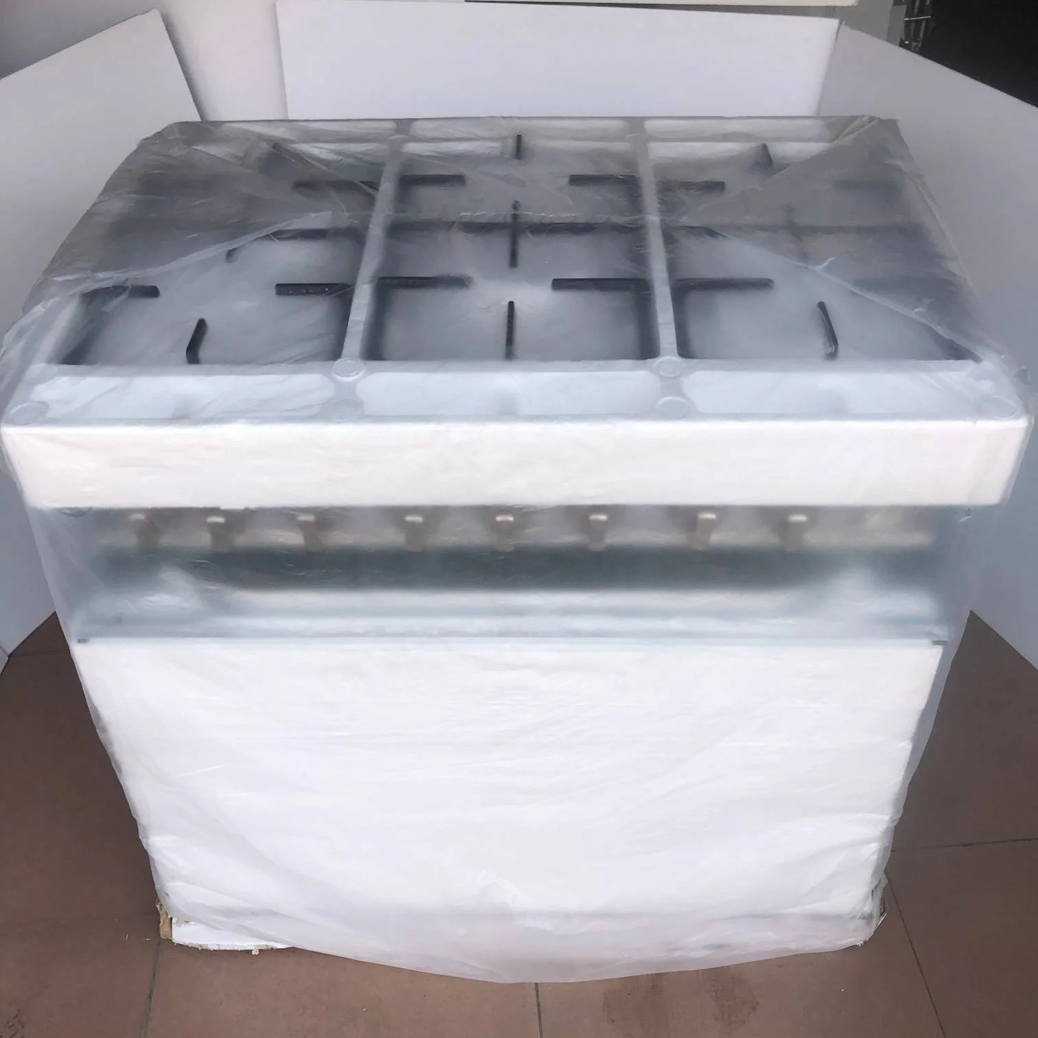 Новая газовая плита с 6 горелками
