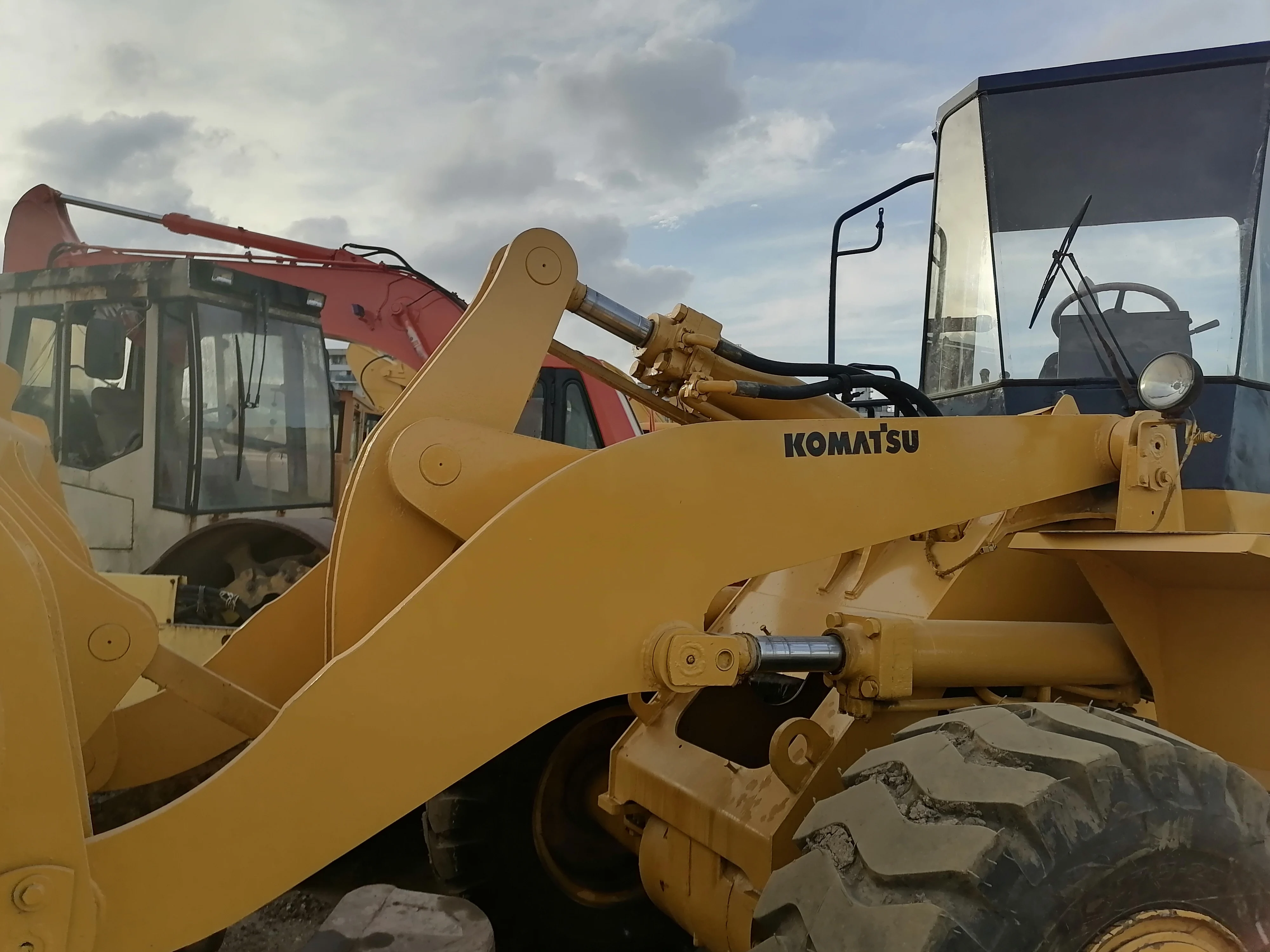 Земляной погрузчик б/у Автопогрузчик Komatsu WA300 на продажу