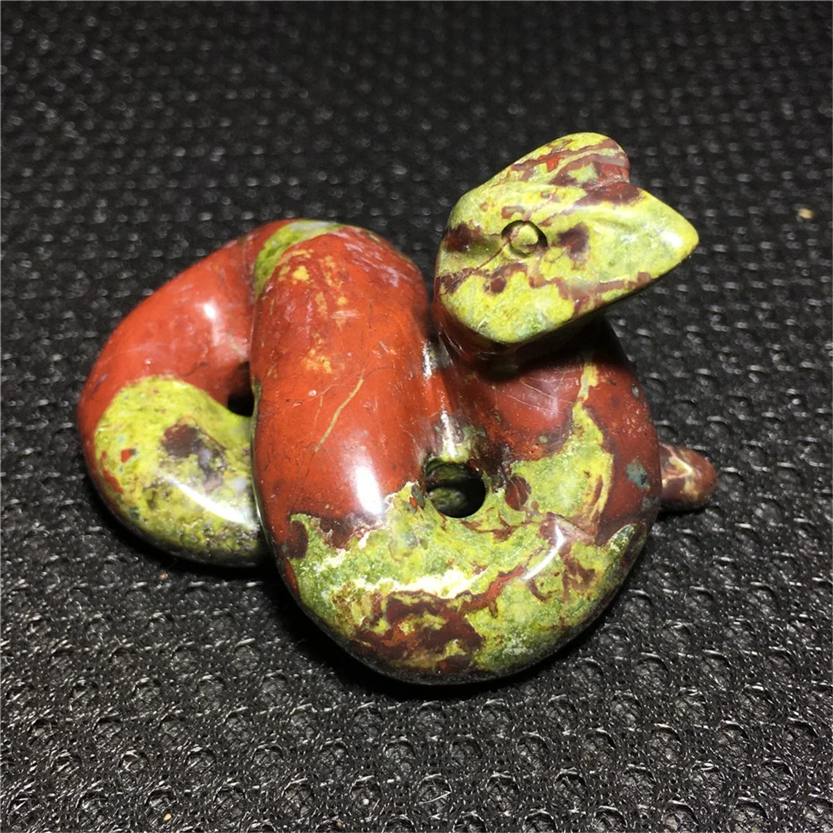 Most popular natural hand carved snake bone quartz stone powder crystal feng shui skulls with snake for decoration