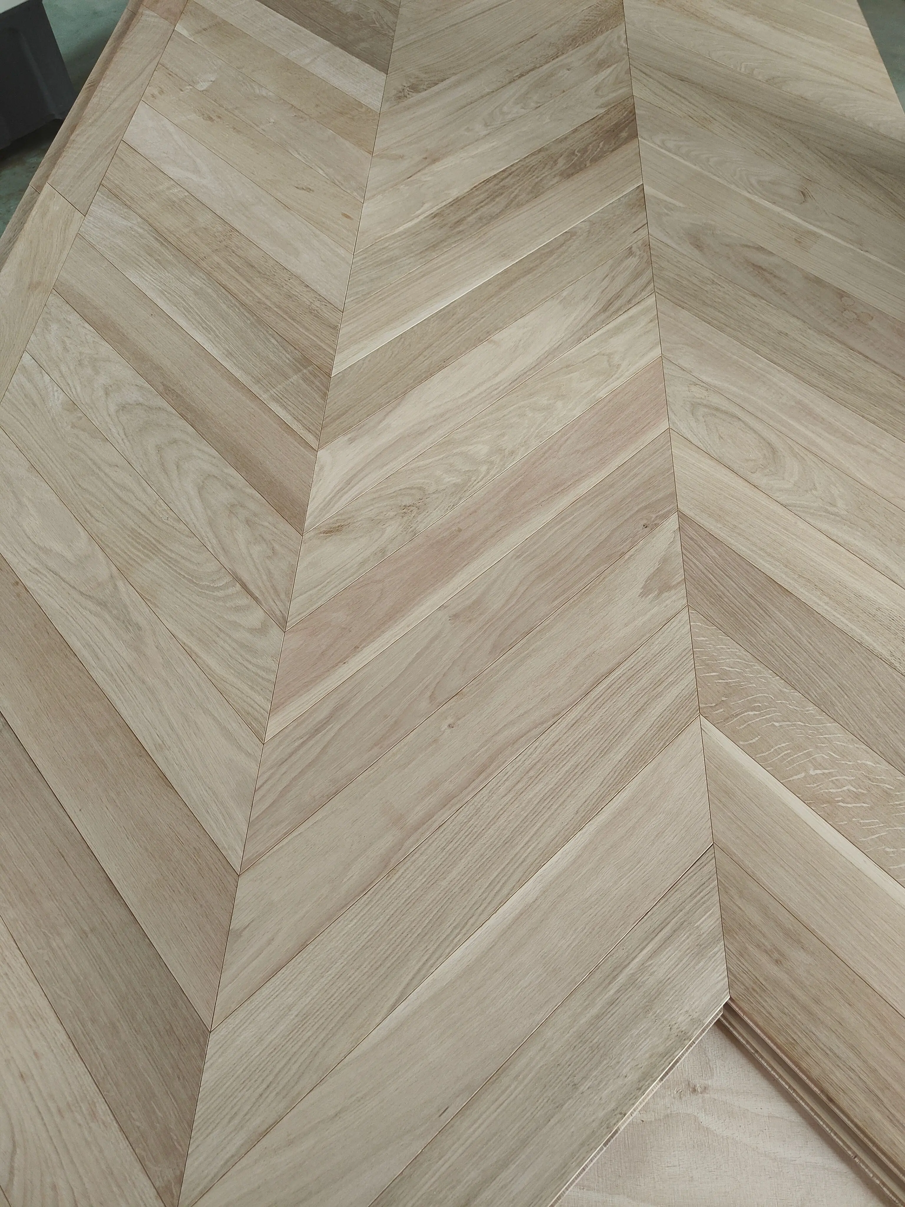 Natural Color Wood Oak hard Wood Parquet Flooring Multilayer Solid Sale Waterproof Wooden Surface Graphic Technical Type
