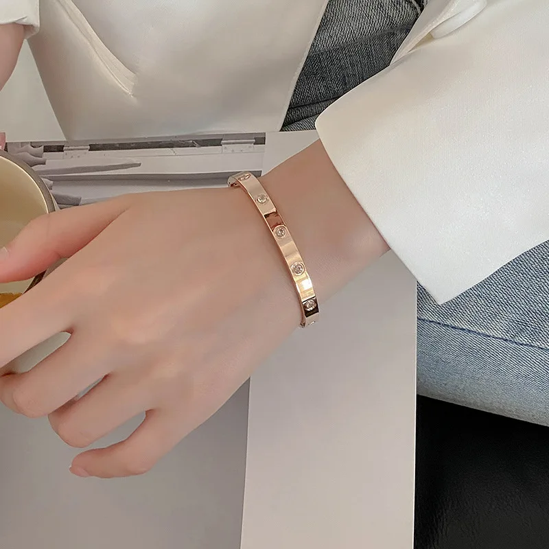Кристалл кубического циркония 18K позолоченный из нержавеющей стали любовный винт известный бренд браслеты и кольца комплект