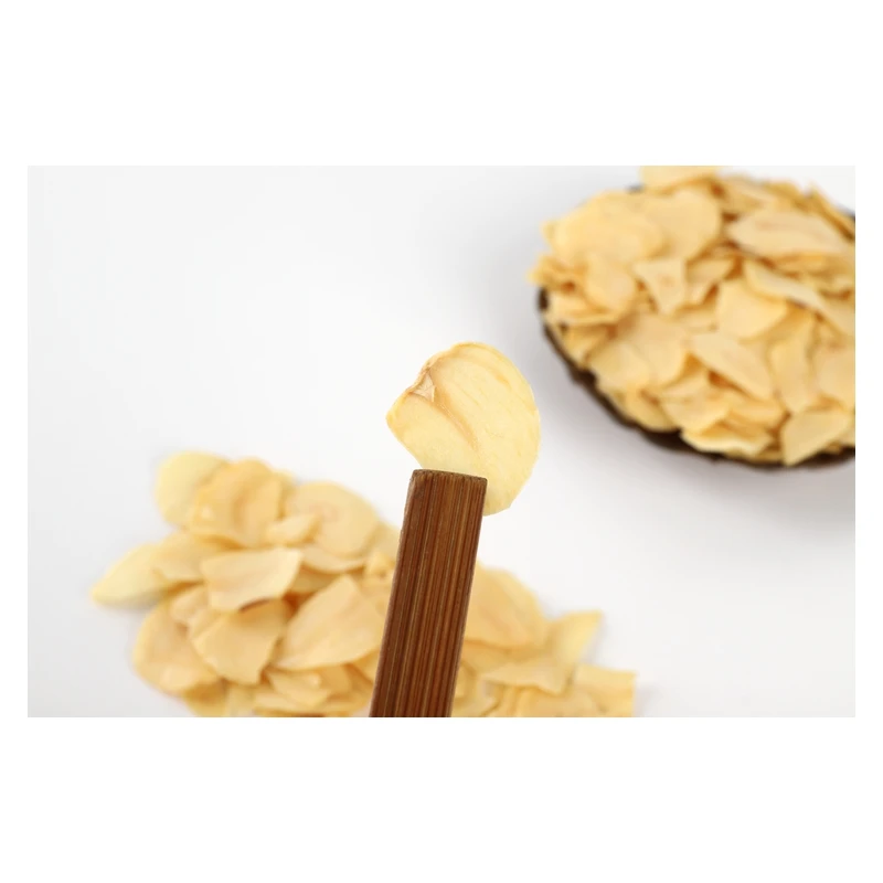 Natural  Healthy Dehydrated Garlic Flakes Low Temperature Fired Dry Garlic Flakes