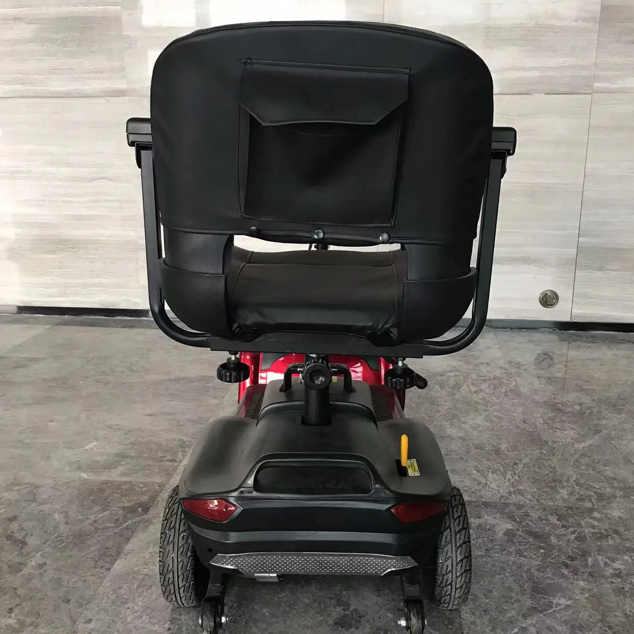 Foldable portable electric mobility scooter for the elderly is convenient for travel and placement