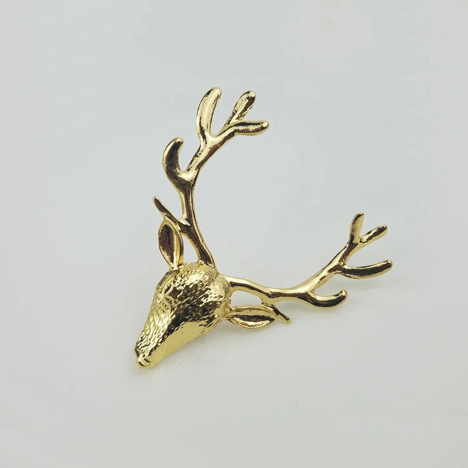 Дизайнерские свечи в виде головы оленя для романтической даты