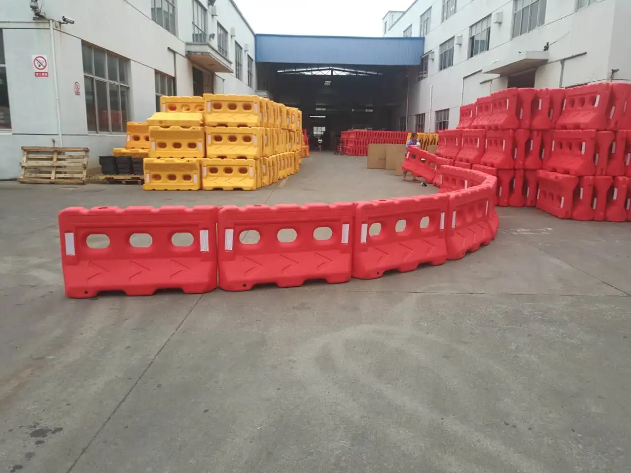2022 Zhejiang hot sale traffic safety Factory Price water filled barrier high quality road traffic safety safety barrier