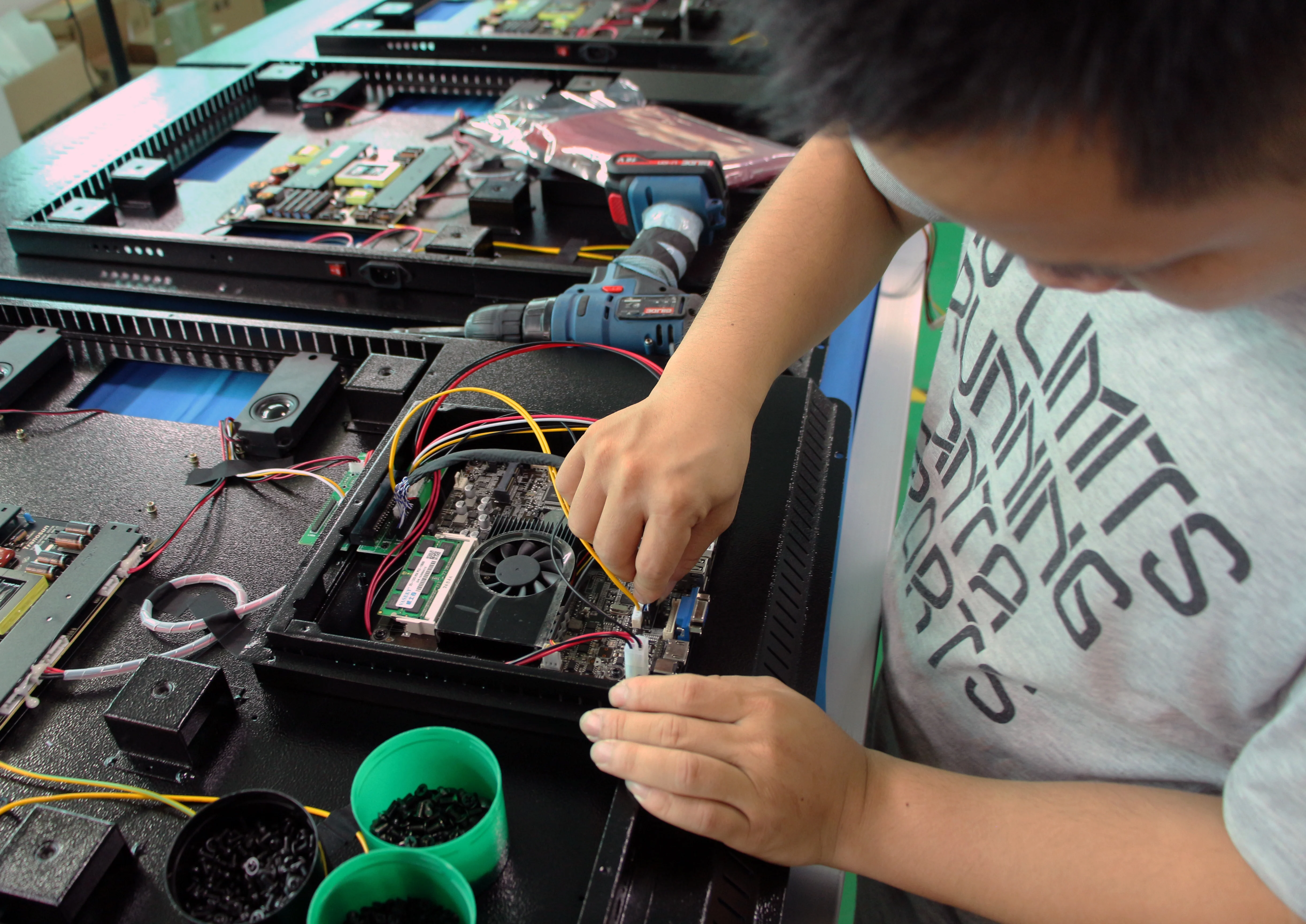 
Floor Standing Shopping Mall Vertical 1080P HD Outdoor Led Display For Advertising Digital Signage Media Player 