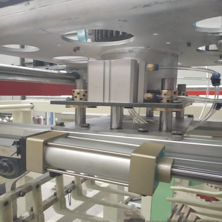 Automatic plastic bottle palletizer