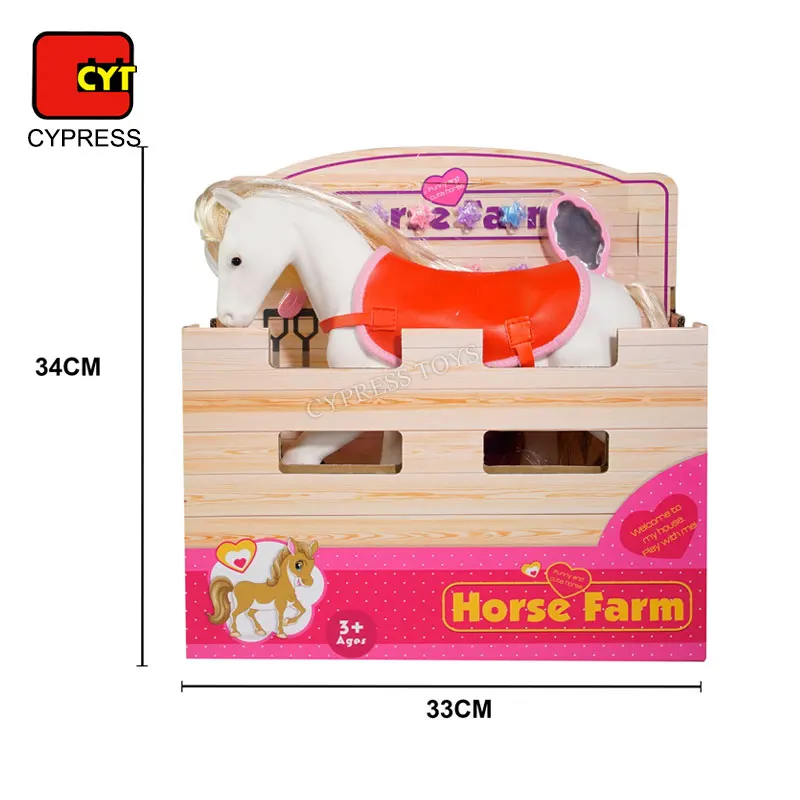 Розовая игрушечная лошадь с набором аксессуаров и пластиковыми игрушками