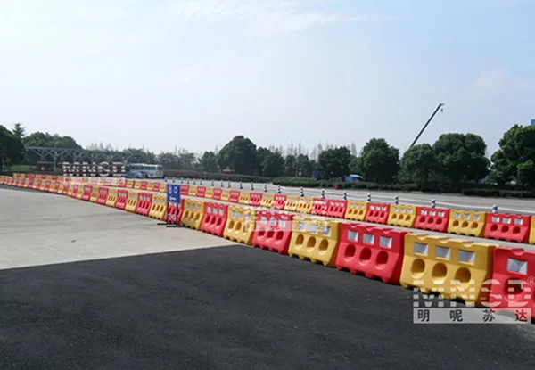 2022 Zhejiang hot sale traffic safety Factory Price water filled barrier high quality road traffic safety safety barrier