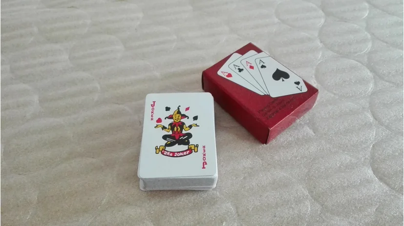 Leisure and environmentally friendly paper portable mini playing cards travel small poker