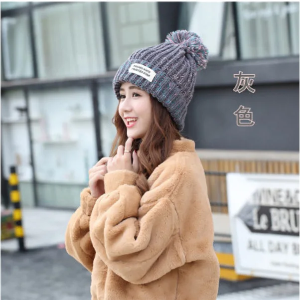 
OEM low MOQ New style korean winter pom pom beanie cuff plain hats with woven label 