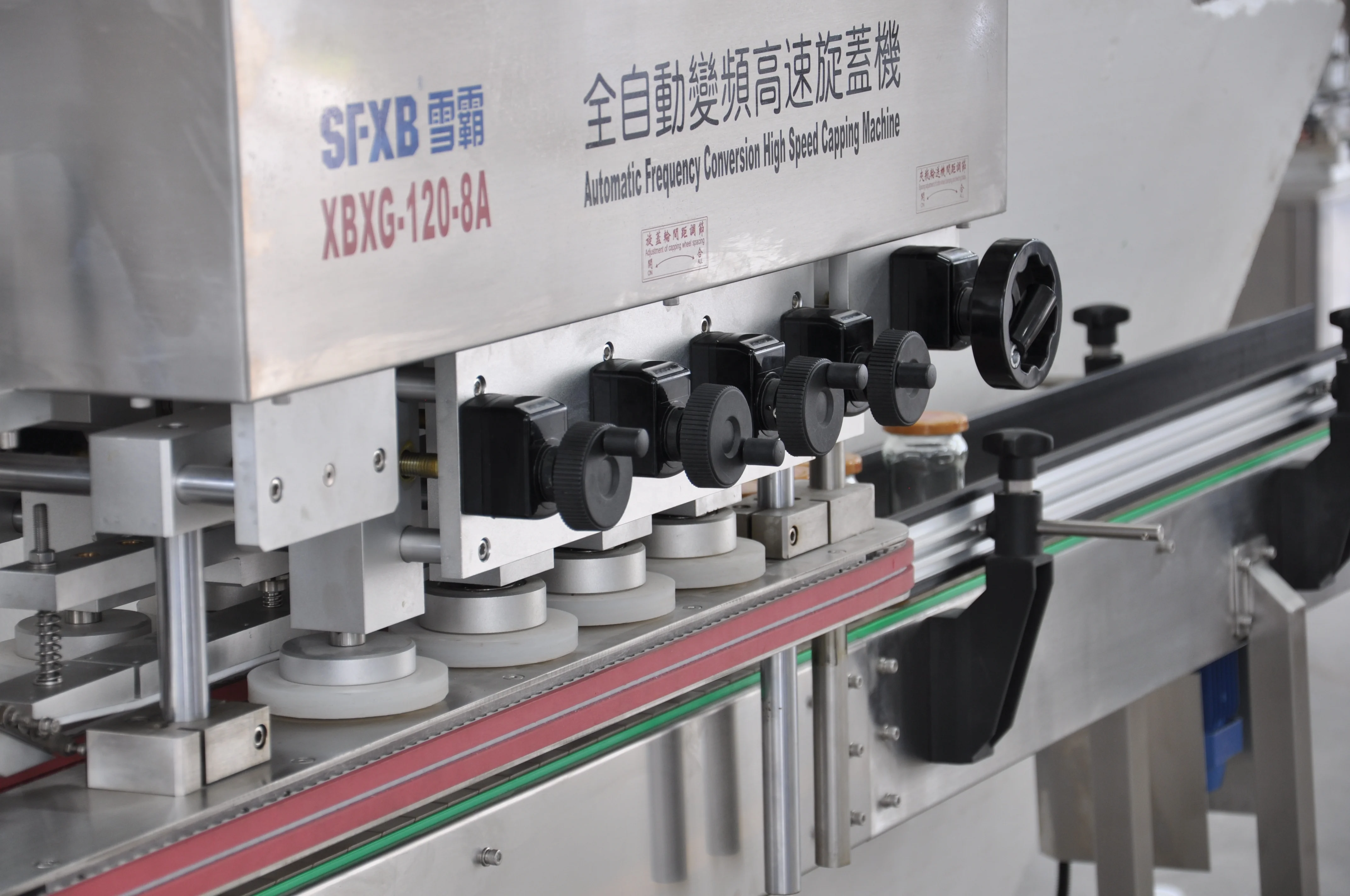 Автоматическая высокоскоростная машина для укупорки пластиковых бутылок