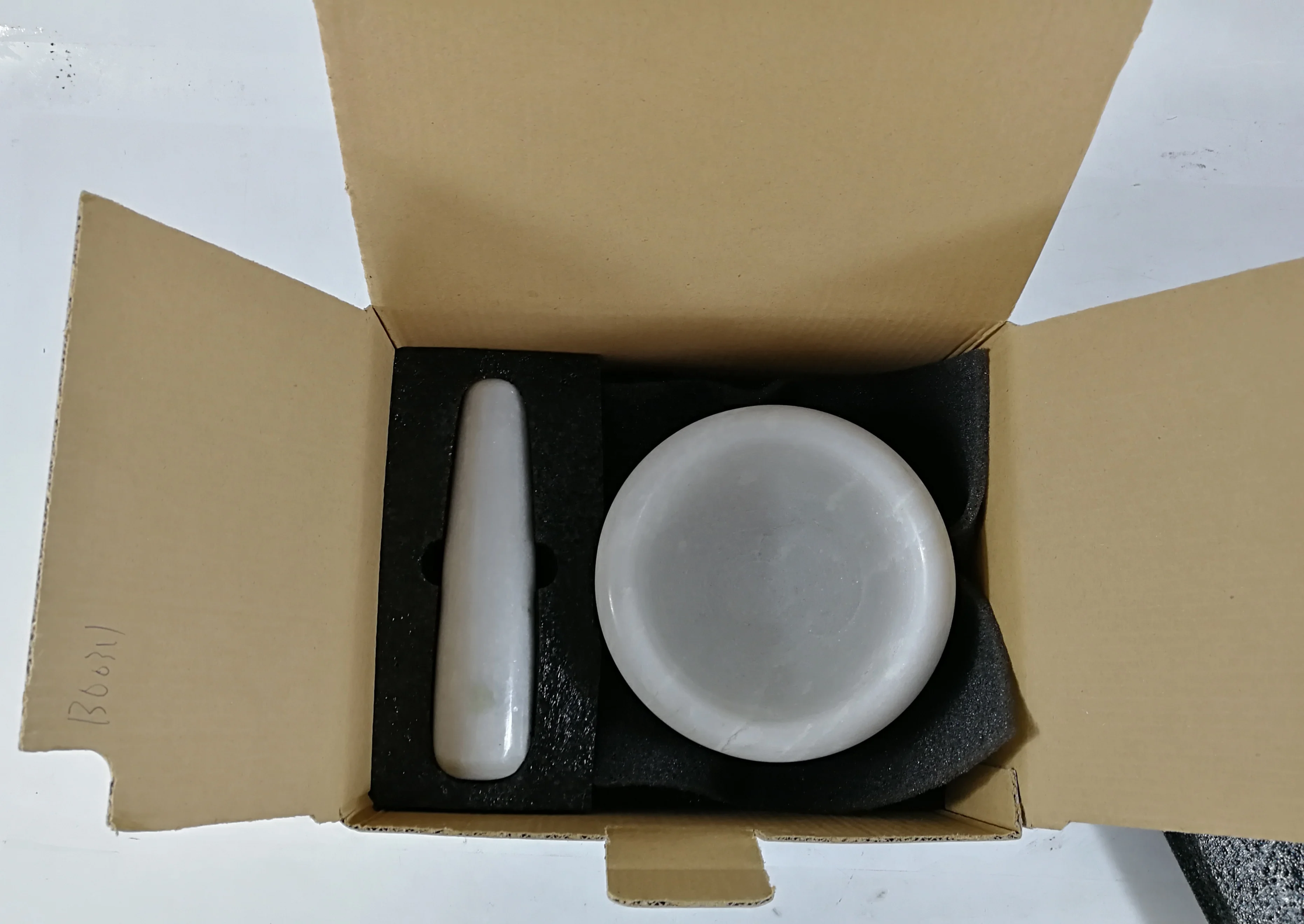 
Natural white marble mortar and pestle with silicone base 