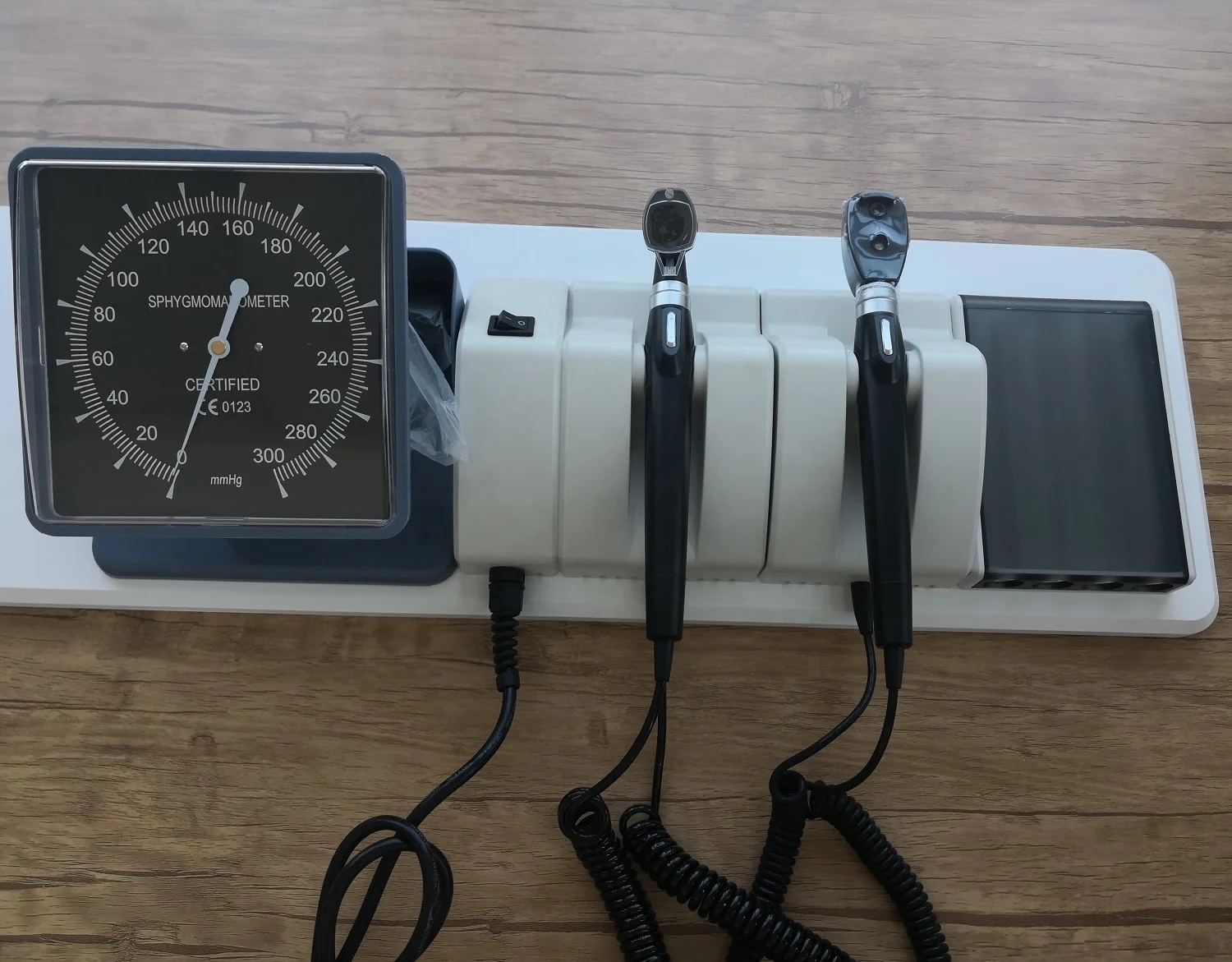 
Hot Sale Wall Mount Diagnostic Set Ophthalmoscope Otoscope and Sphygmomanometer 
