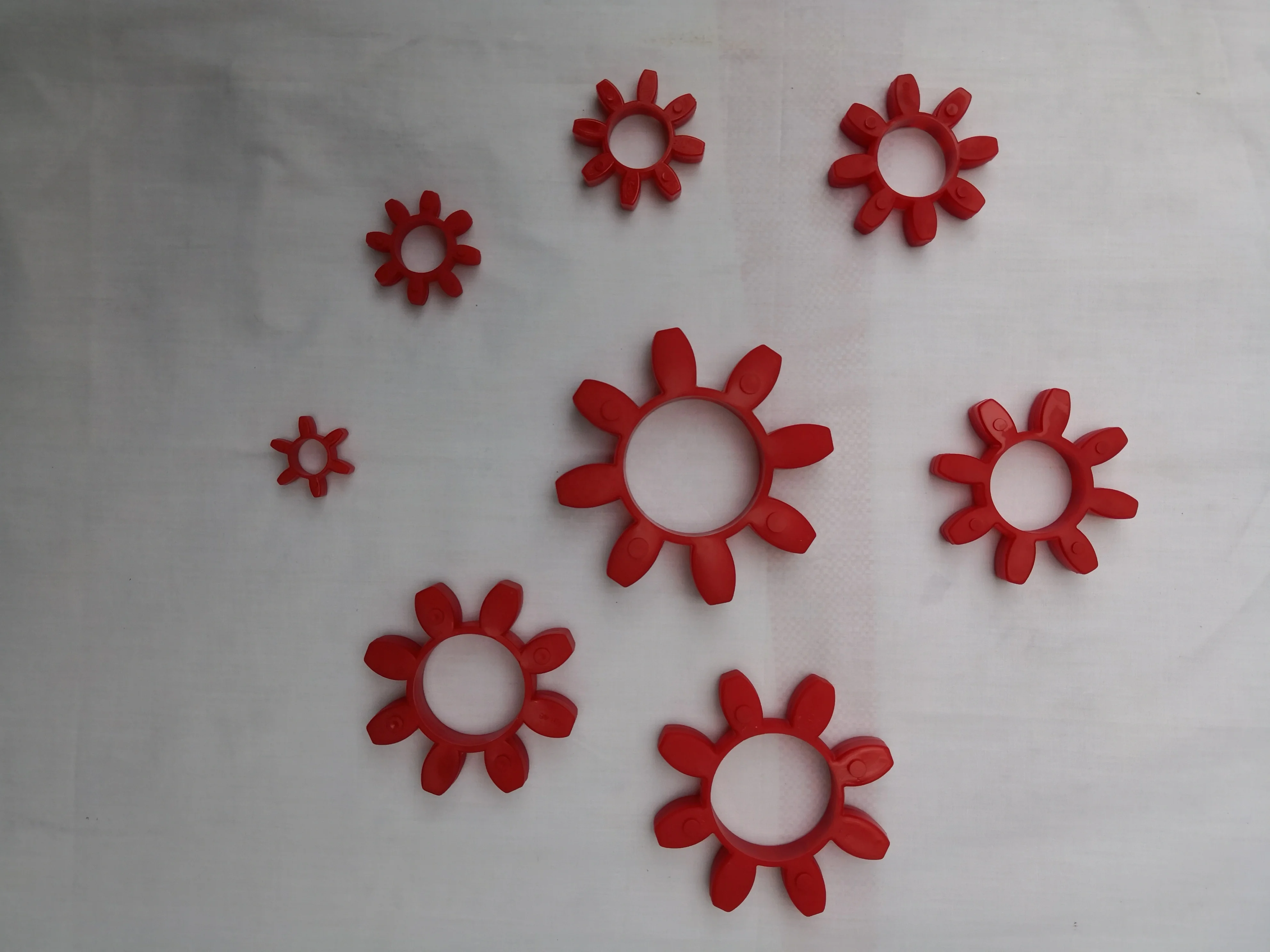 Customizable Plum Blossom Shape Coupling for Buffering