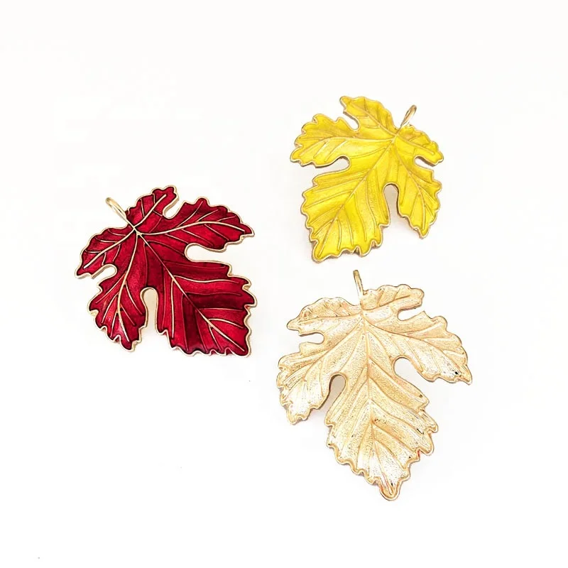 
 Custom 3D Alloy Shine Enamel Plant Lapel Pin Gold Plated Maple Leaf Pin  