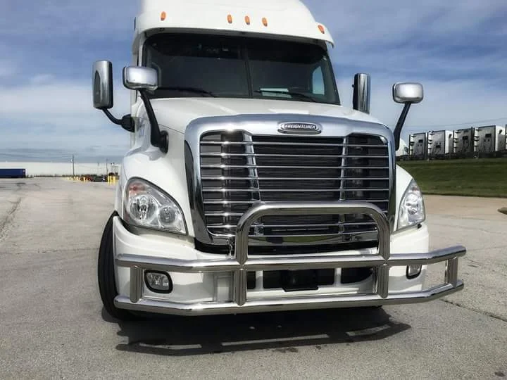  Стандартная решетка радиатора с крепежными кронштейнами подходит для Kenworth