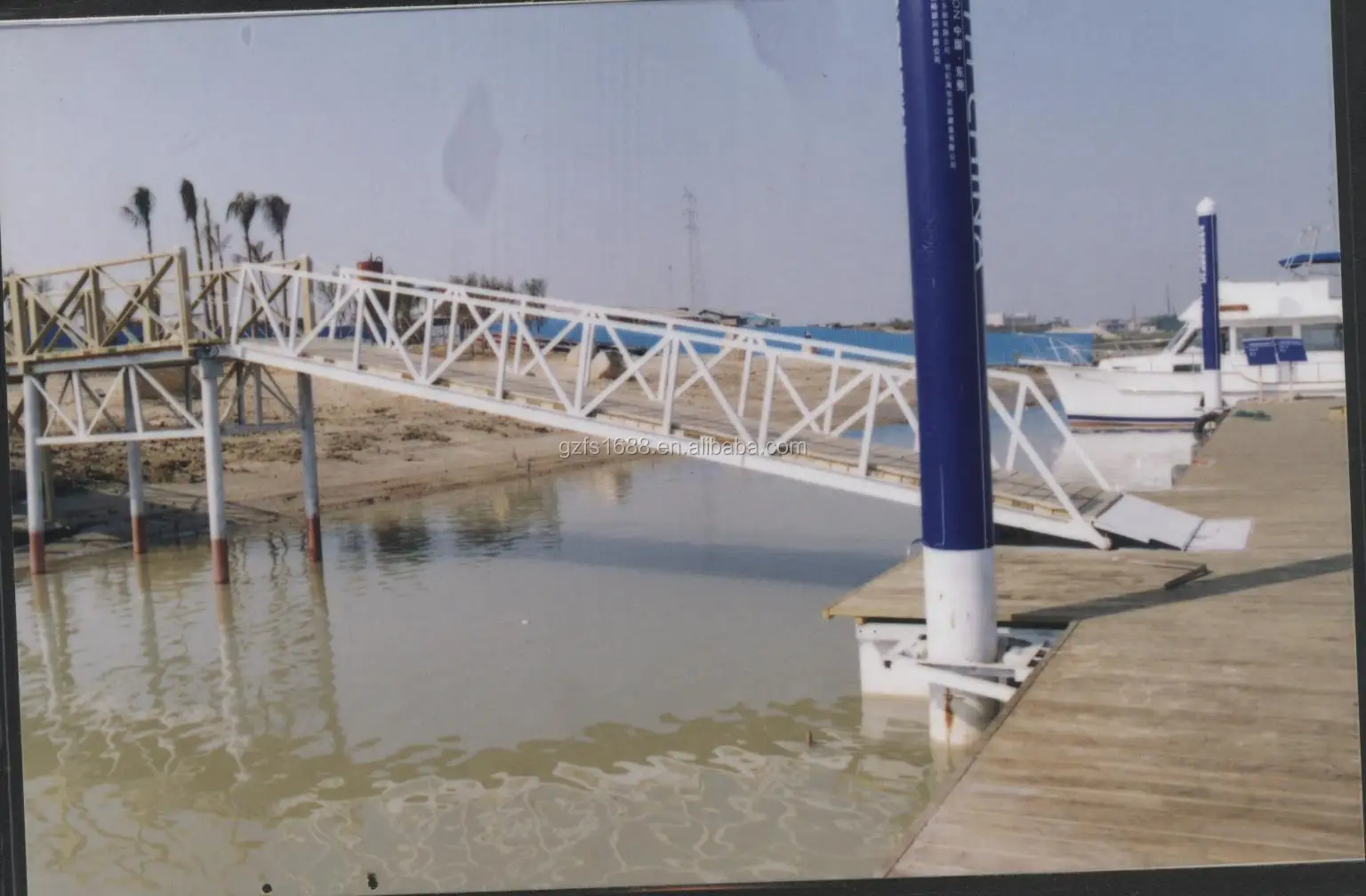 Economic corrosion resistant aluminum material handrail gangway for marine