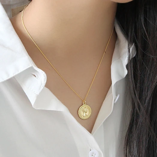 
Vintage Minimalist Gold Elizabe Coin Chocker Necklace Medallion Disk Polished Gold Filled Coin Necklace Personalized Jewelry 
