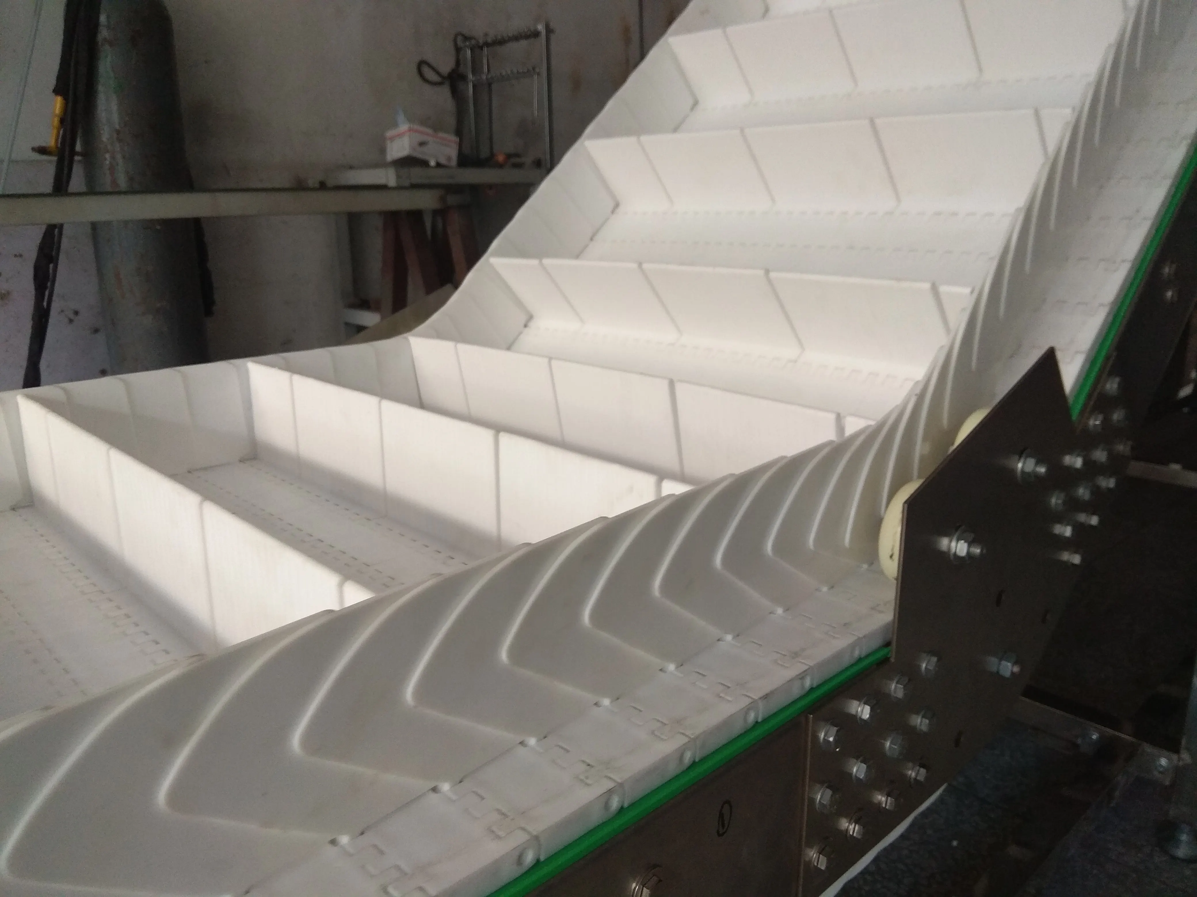 Food grade inclined conveyor chains conveyor belt machine for fruit and vegetable
