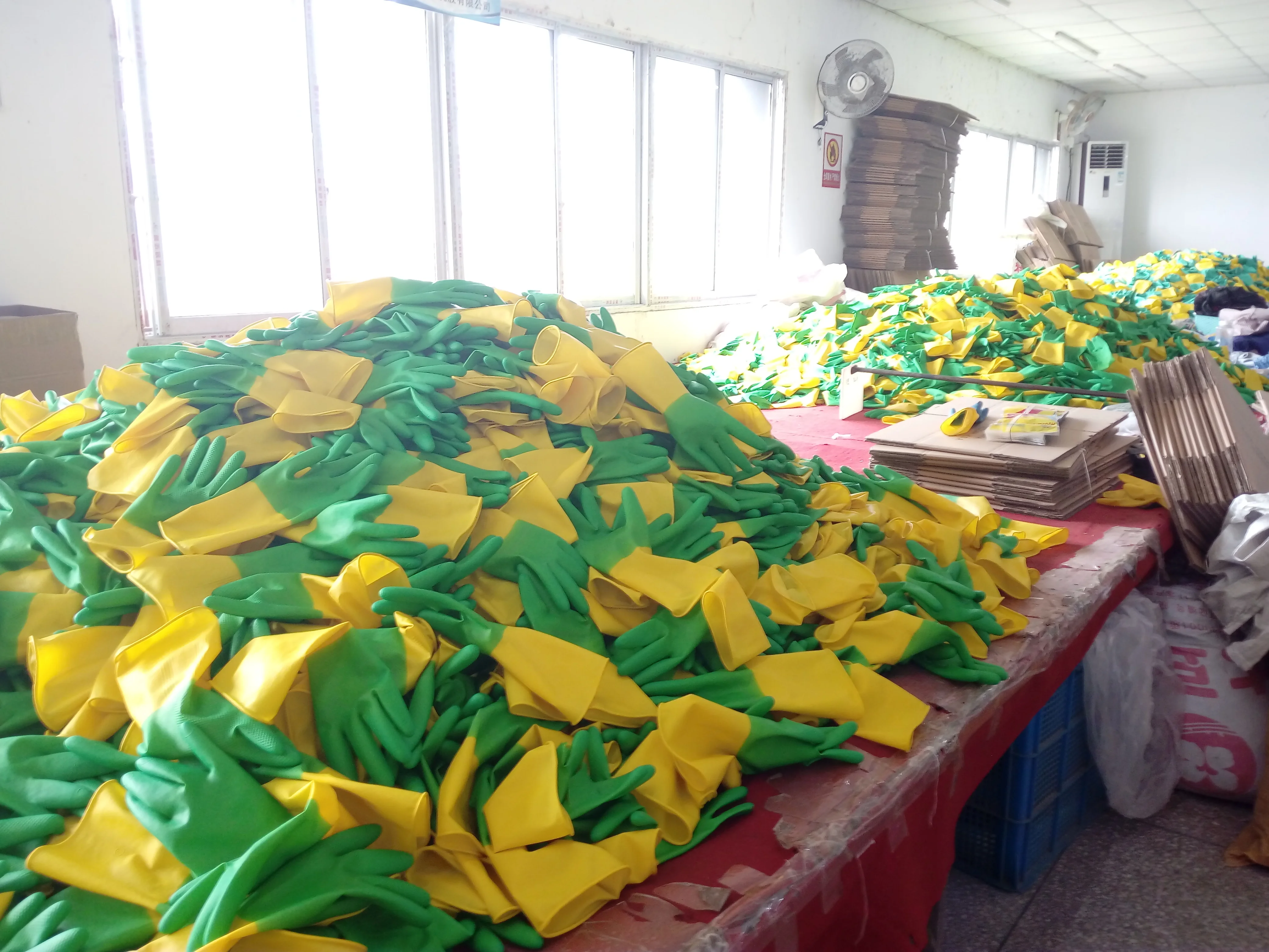 Green and yellow bi-color gloves household cleaning rubber gloves