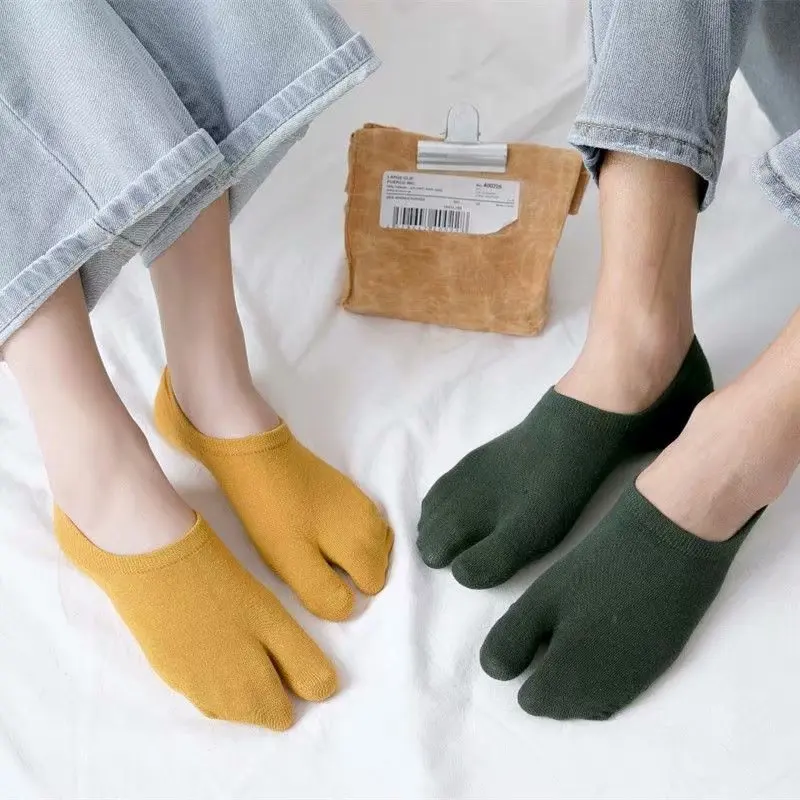 Spring and summer new cotton two - fingered invisible socks for men and women
