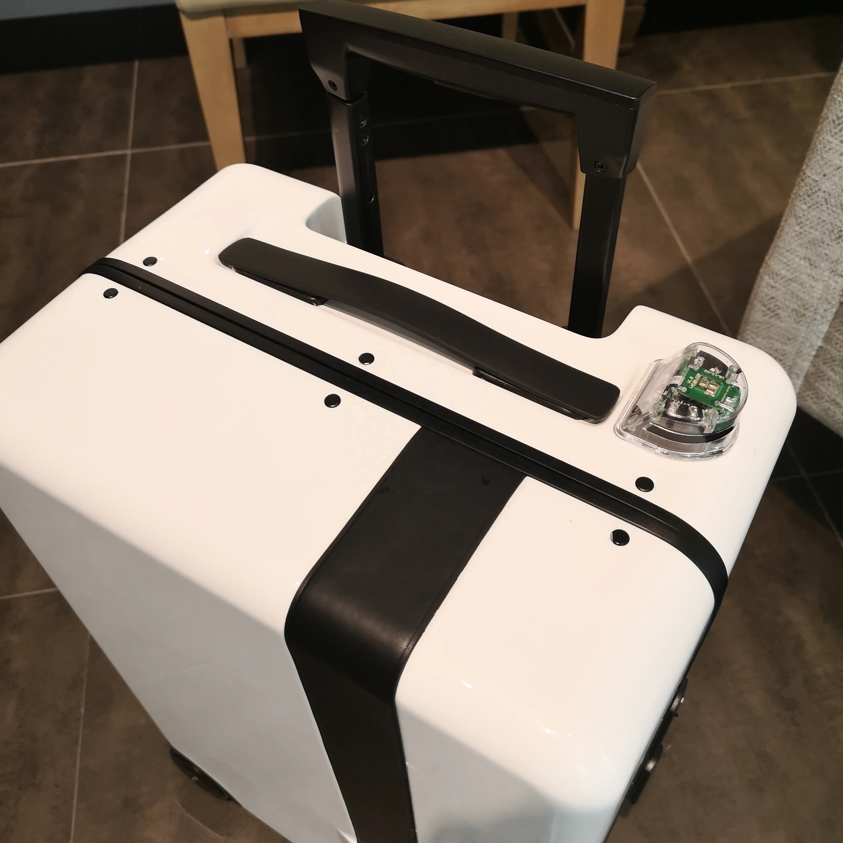 20 inches Hard side USB charging interface with gps luggage tracker smart luggage