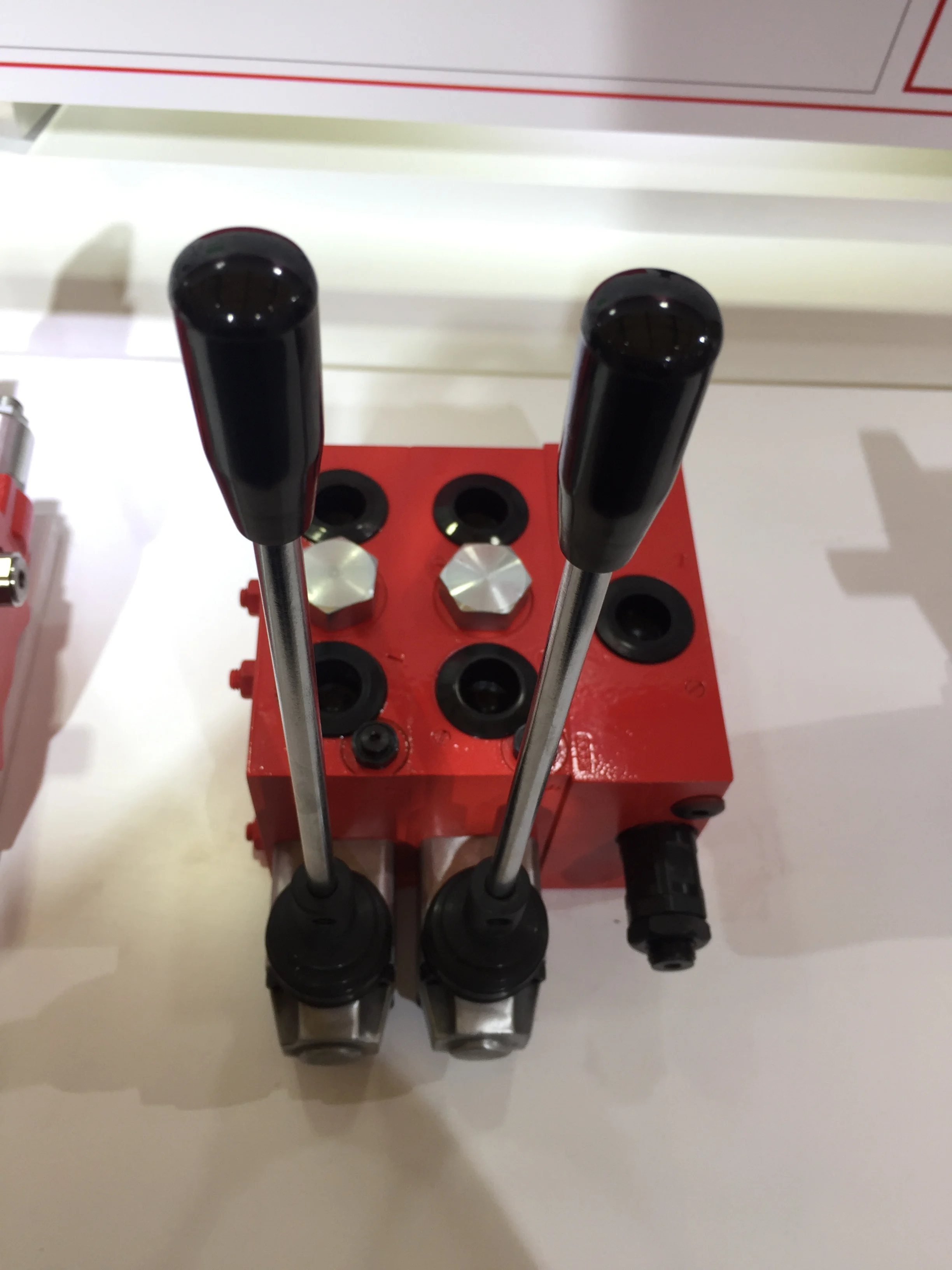 Iron Double Spool Monoblock Hydraulic Directional Control Valve with Joystick