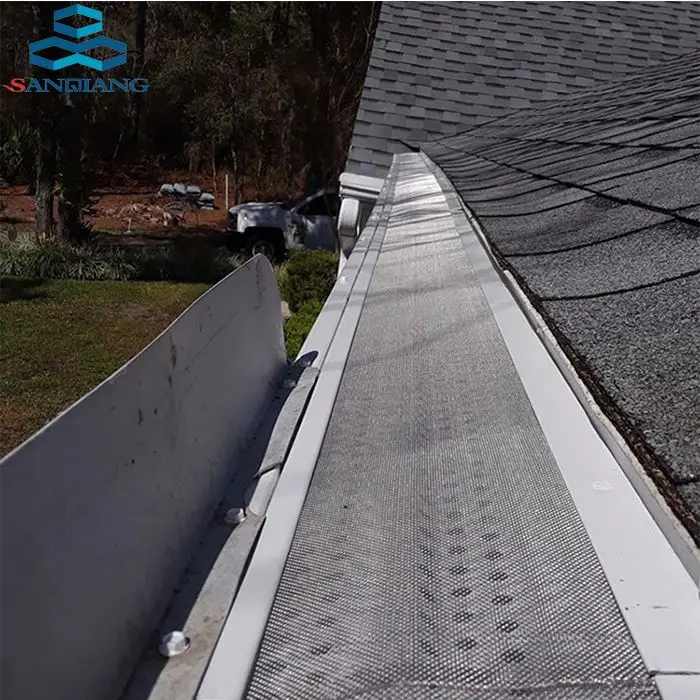 Расширенная чистая металлическая сетка для защиты водосточных желобов от владельца дома