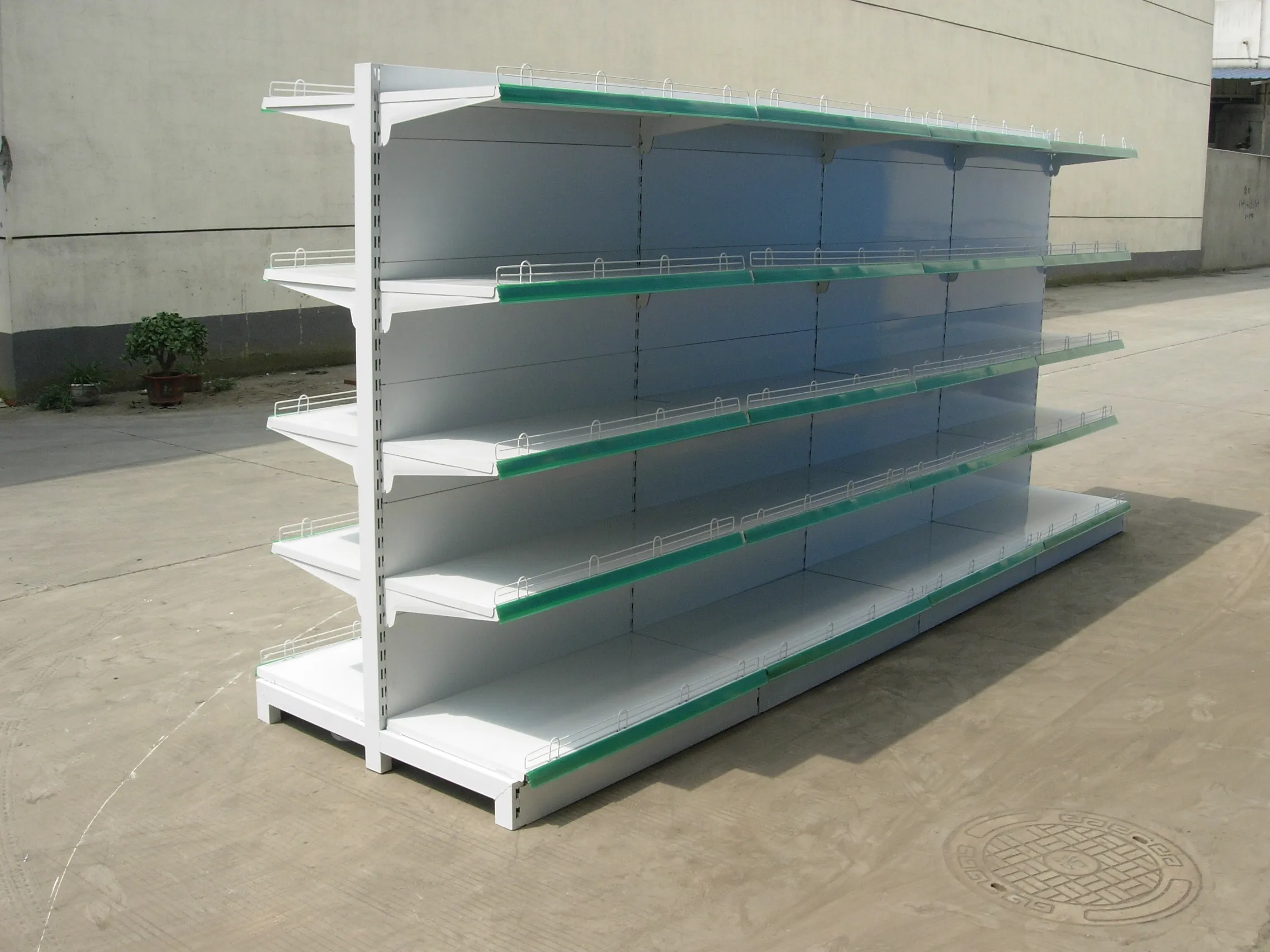 Single-sided Feature and Metallic Material European Style Supermarket Shelf Grid Display