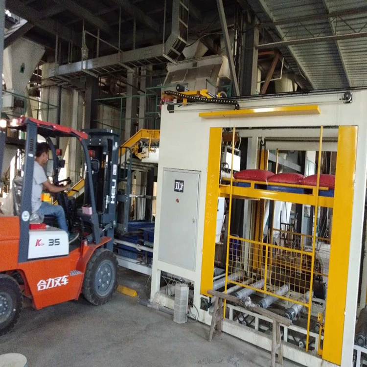 Automatic plastic bottle palletizer