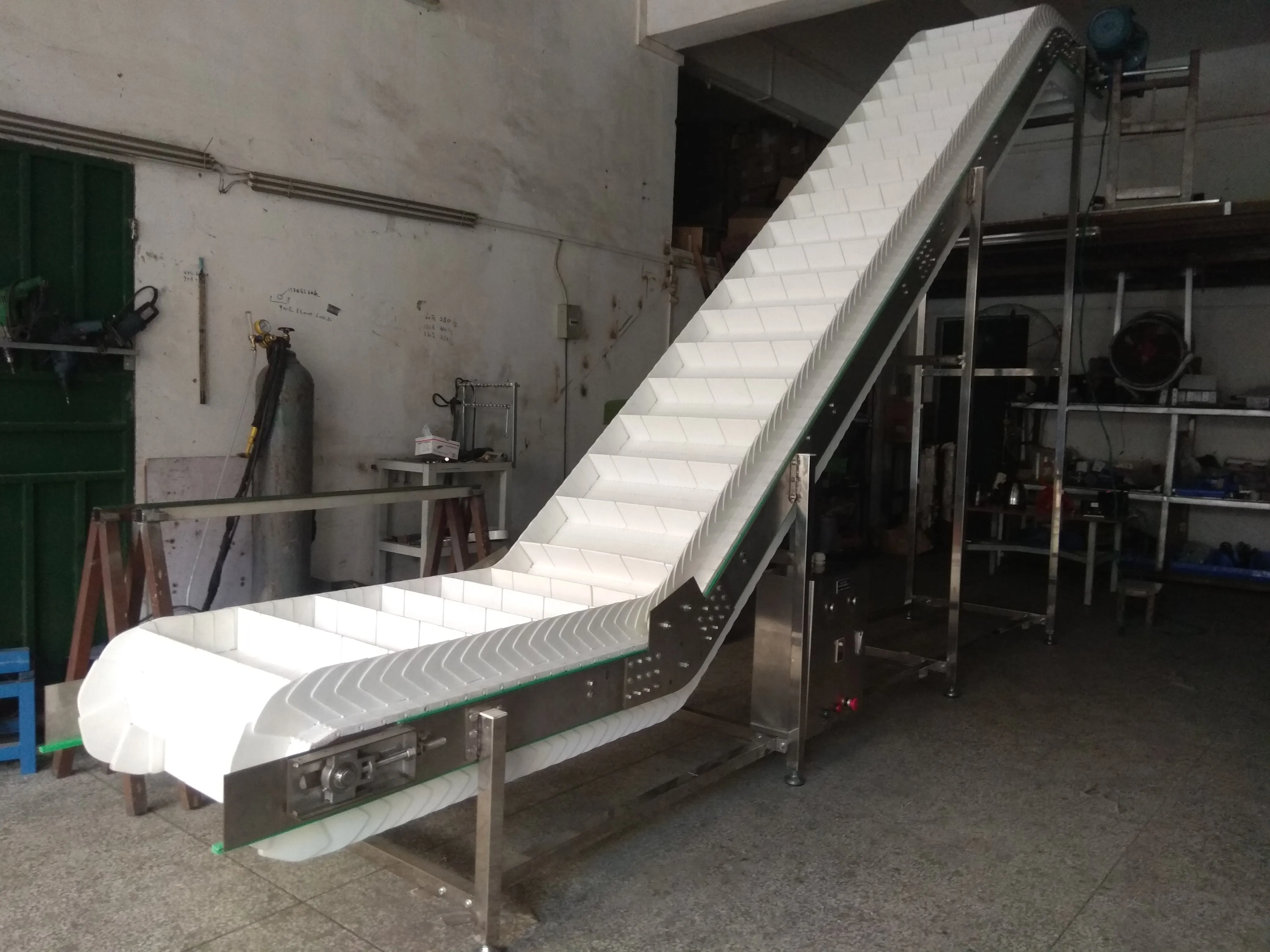 Food grade inclined conveyor chains conveyor belt machine for fruit and vegetable