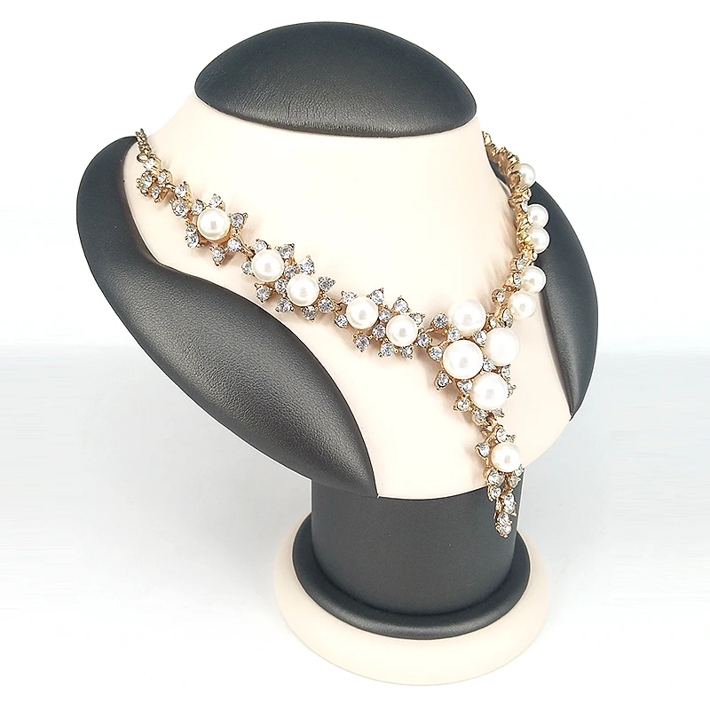 High-end handcrafted custom jewelry from Chinese manufacturers showcases the portraits necklace bust