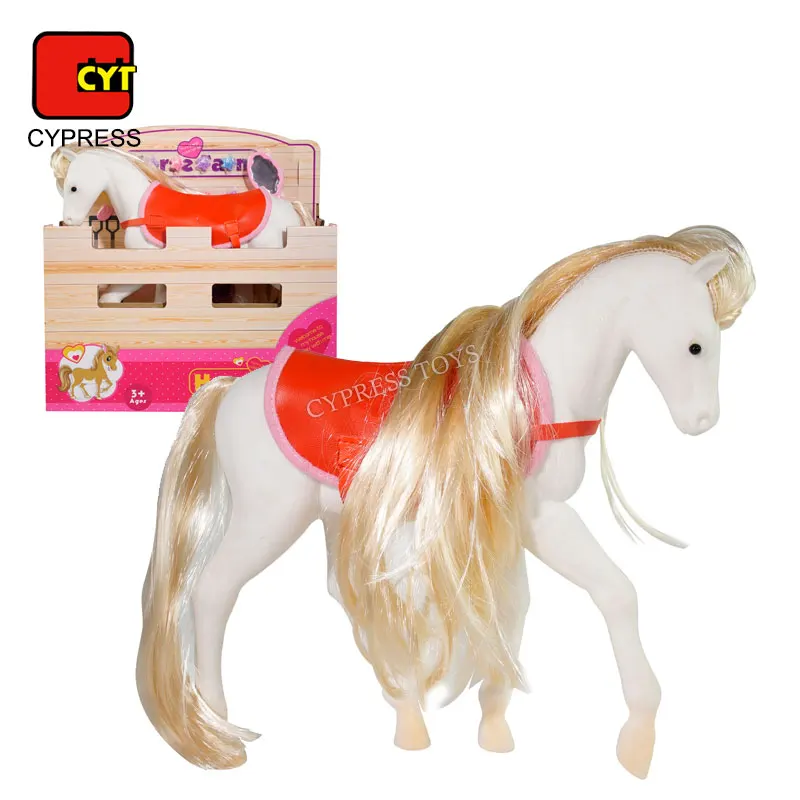 Розовая игрушечная лошадь с набором аксессуаров и пластиковыми игрушками
