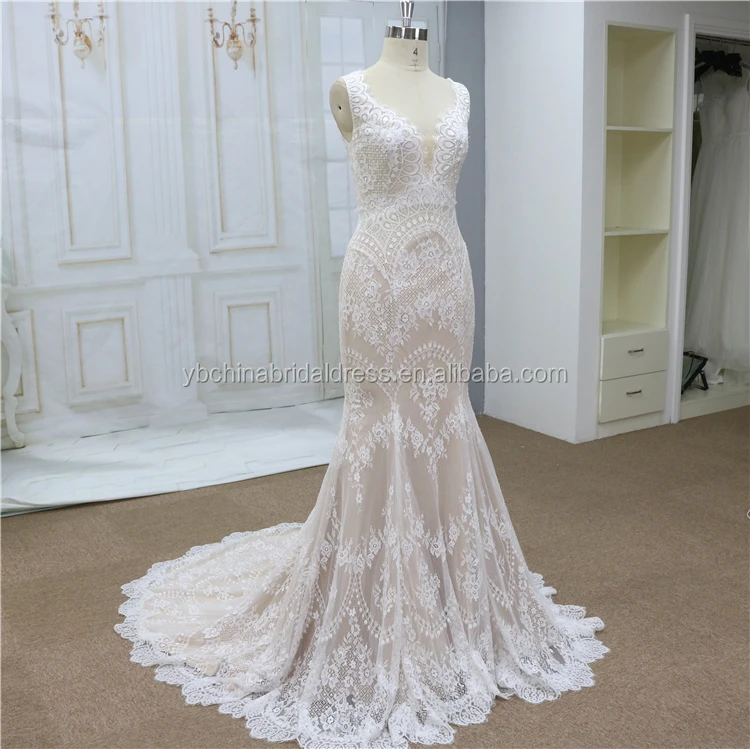 
With two shoulder and V neckline cake skirt wedding dress 
