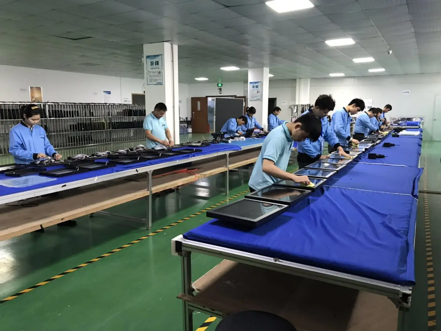 
Floor Standing Shopping Mall Vertical 1080P HD Outdoor Led Display For Advertising Digital Signage Media Player 